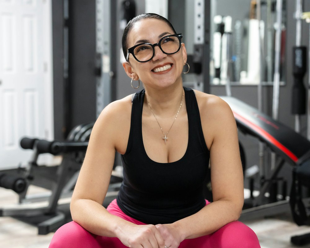 Personal trainer sorrindo na academia